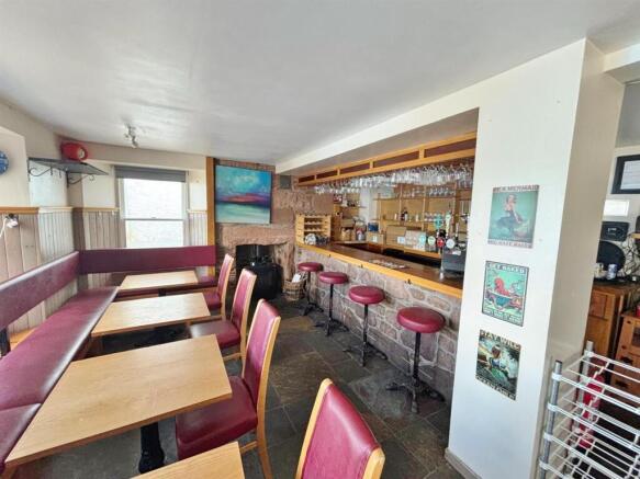 Bar / dining area