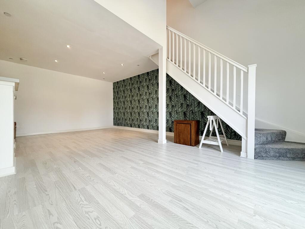 Apartment in Hamilton, Low Waters - More
