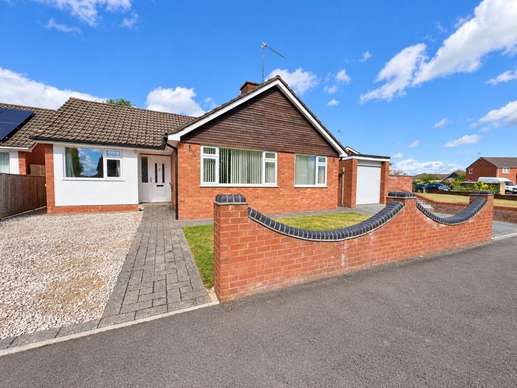 3-bed detached on Cresswell Avenue, Taunton, TA2, £395,000