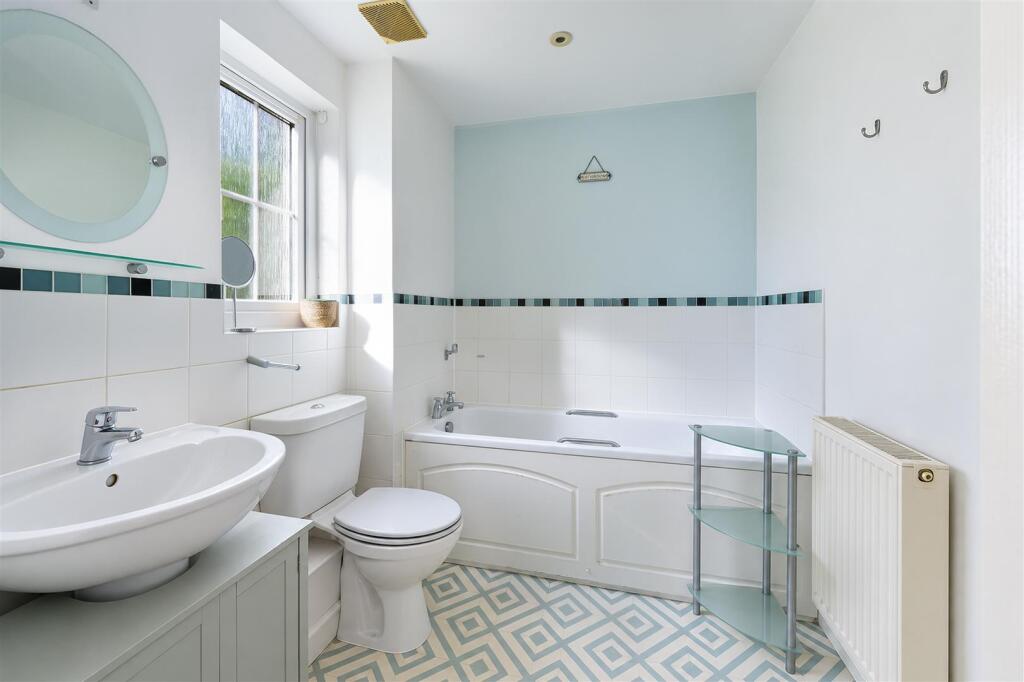 Apartment in Reigate and Banstead, Meadvale - View 3