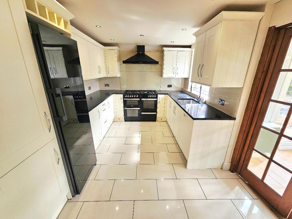 Washway Road, Sale, M33 photo 3