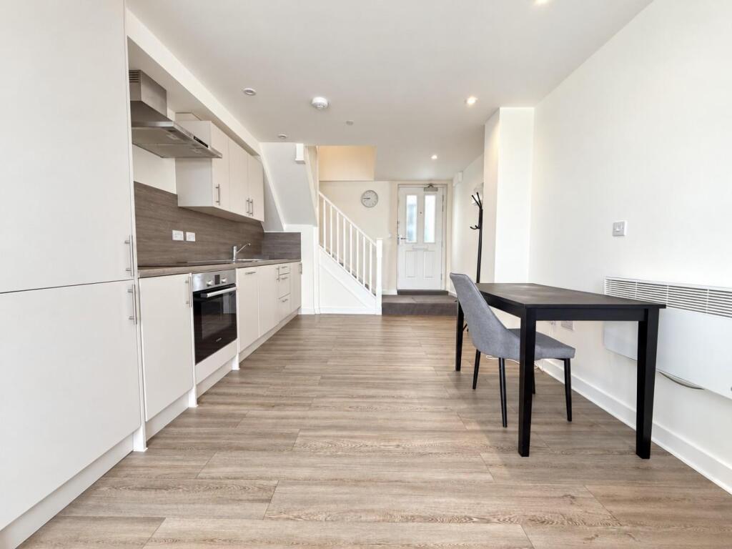 Apartment in Northampton, Semilong - View 4
