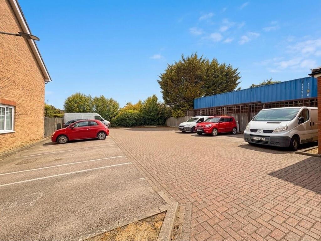 Apartment in Luton - More