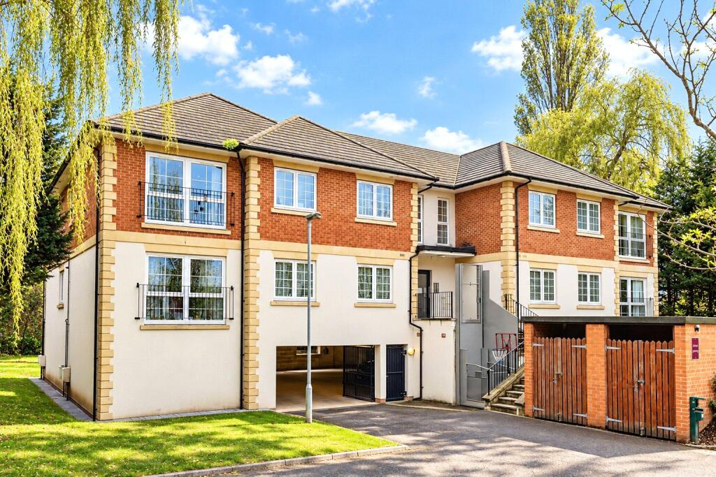2-bed flat on Ash Way, Woodford Green, £345,000