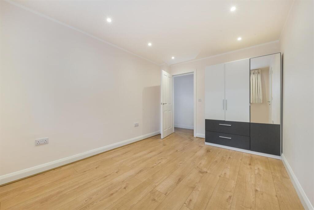 Leeway Close, Hatch End, Pinner - More
