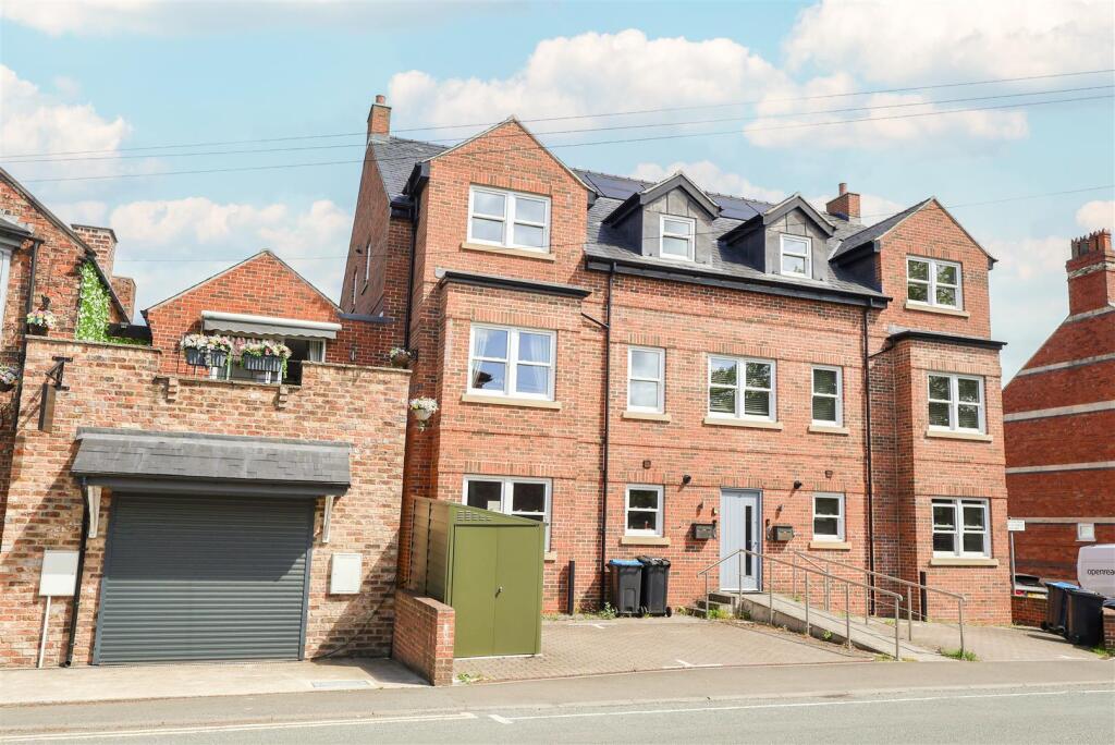 2-bed flat on Bondgate Green, Ripon, £260,000