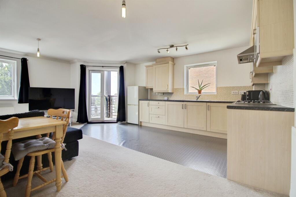 Apartment in Welwyn Hatfield, Hertfordshire - More