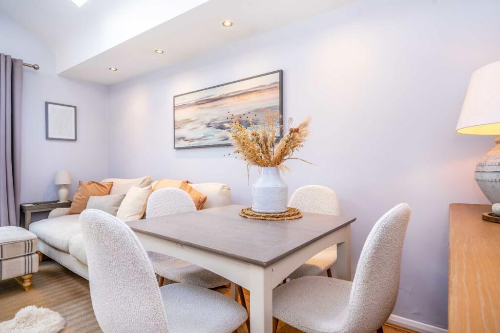 House in London, Hampton - View 3