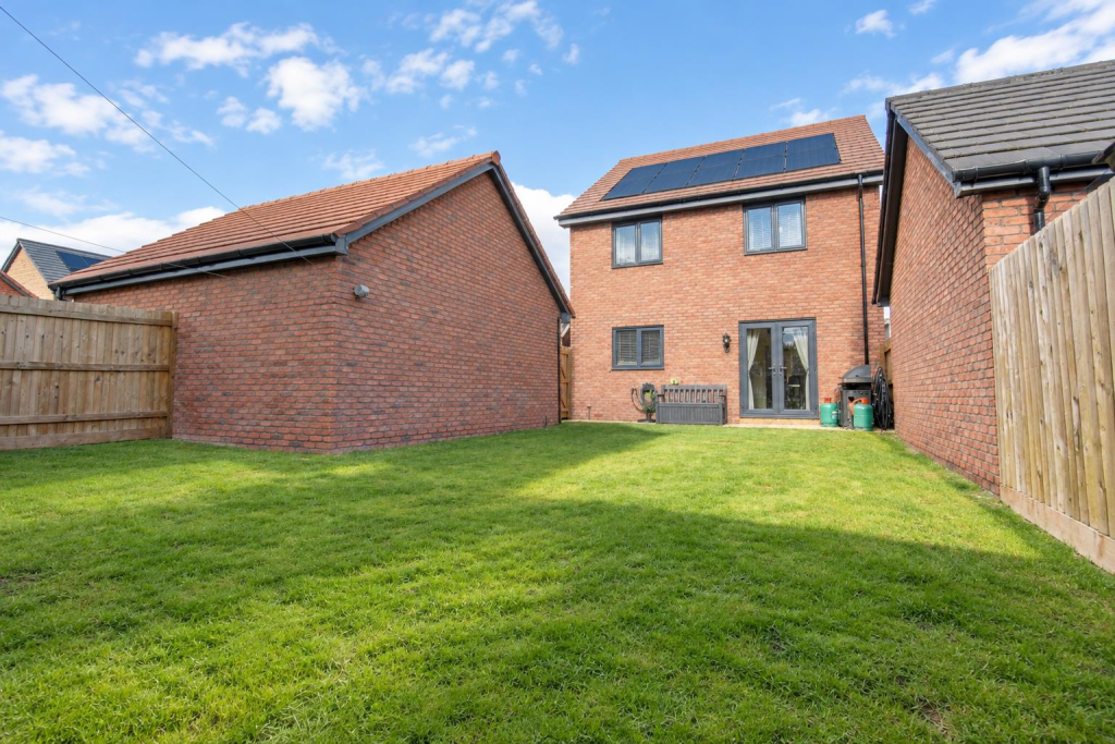 Wonderful detached home on Kilby Road in Stoke Gifford, Bristol photo 2