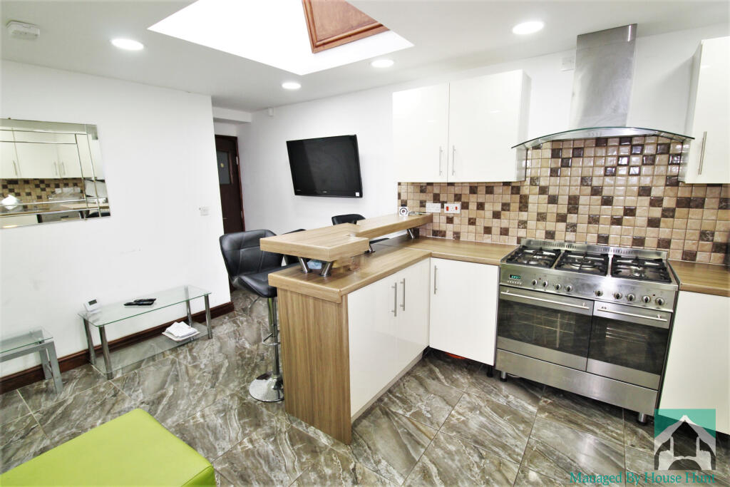 6 bedroom house for rent