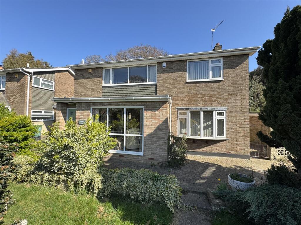 4-bed detached on Chantry Crescent, Stanford-le-Hope, £450,000
