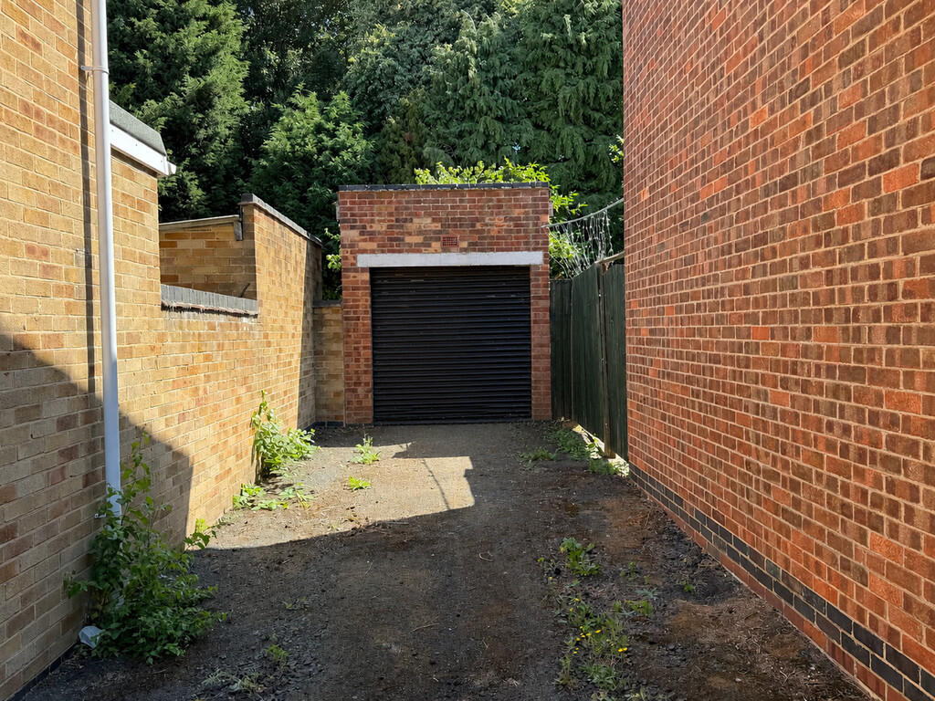 House in Nuneaton and Bedworth, Warwickshire - View 2
