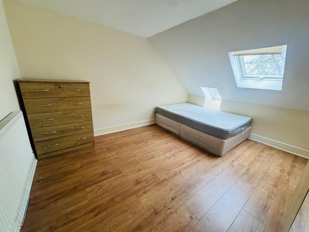 Main image of property: 555a Barking Road, E13 9EZ