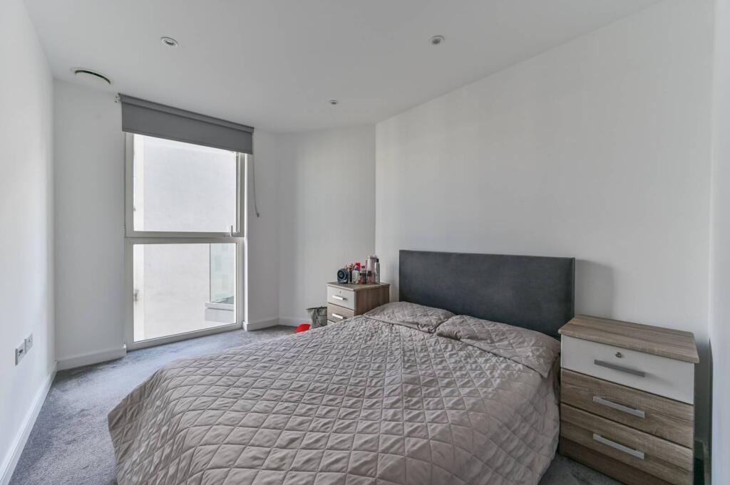 Apartment in Croydon - More