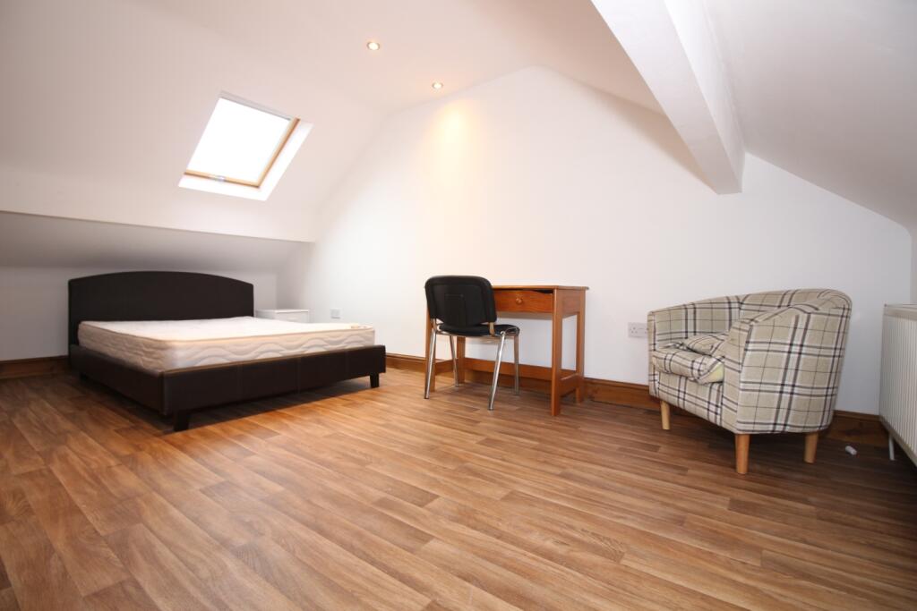 House in Roath, Cardiff, Plasnewydd, Roath - More