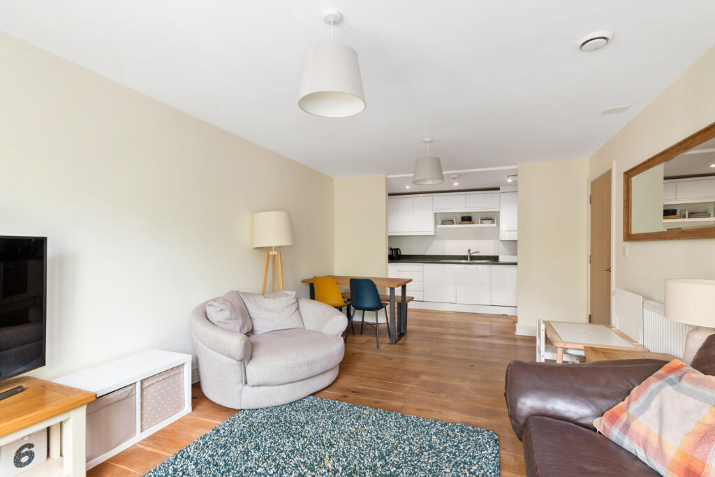 Apartment in London, Cottenham Park, Raynes Park - View 2