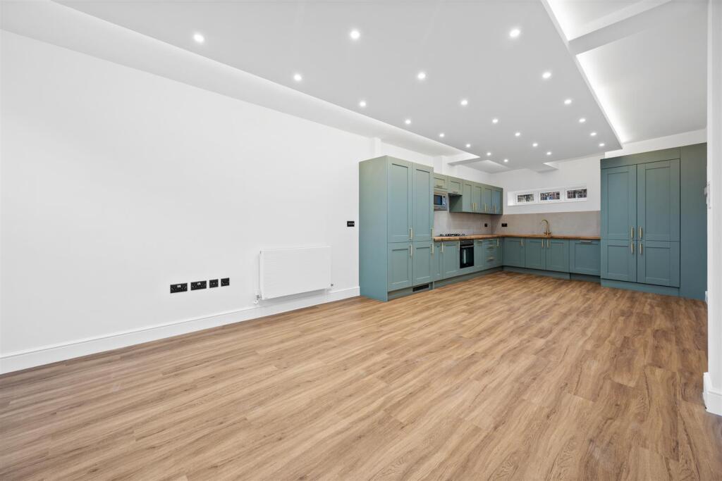 4 Higham Road, Rushden photo 2