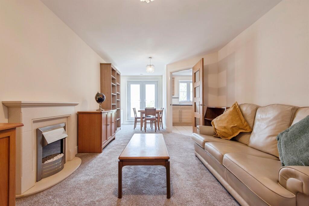 Goodes Court, Royston photo 4