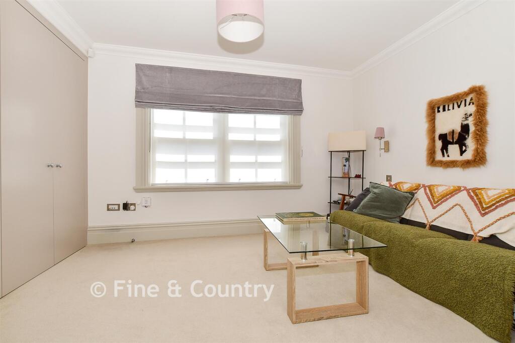 Apartment in Tunbridge Wells, Kent - View 2