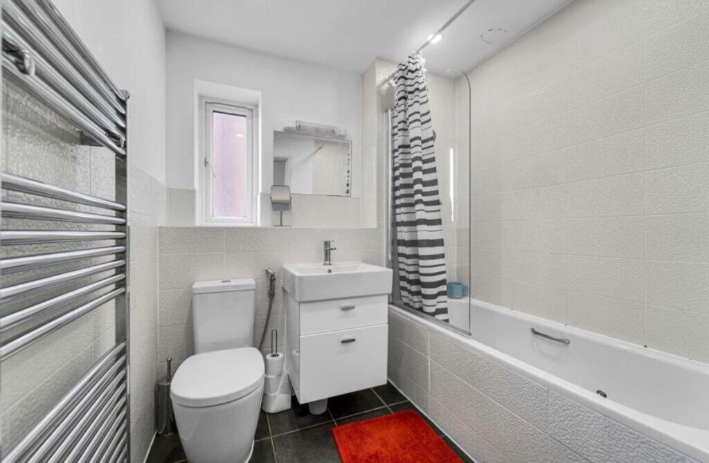 Apartment in Slough - More