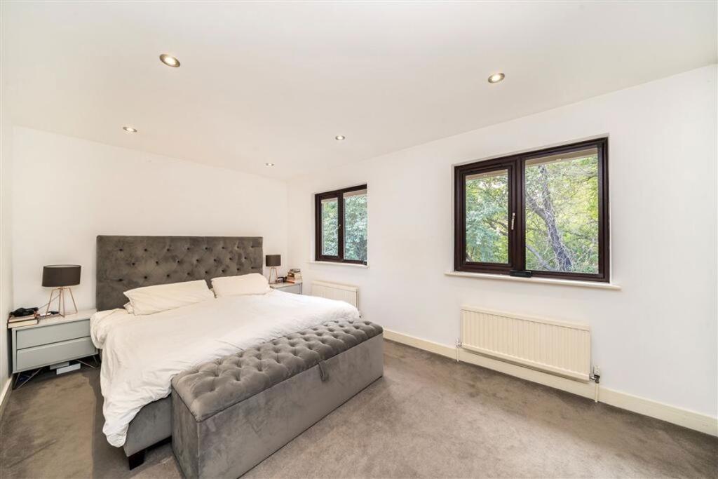 House in London - View 5