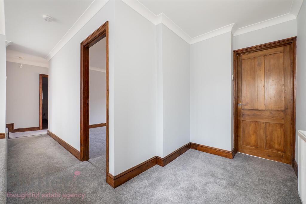 House in London, Sutton New Town, Benhilton - More