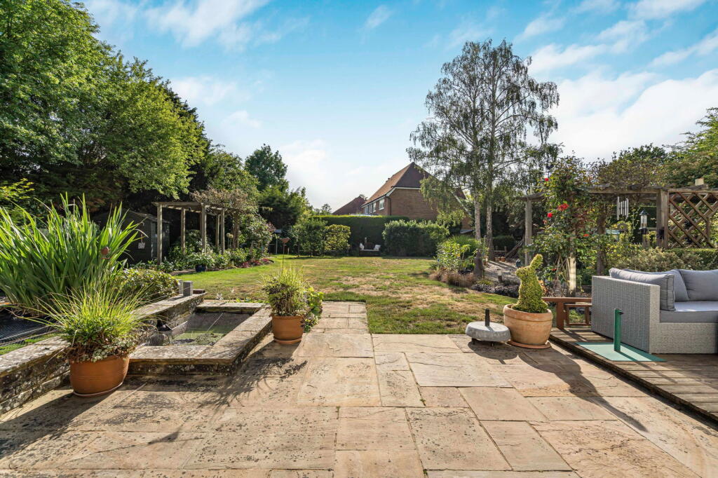 Eastwick Drive, Great Bookham photo 2