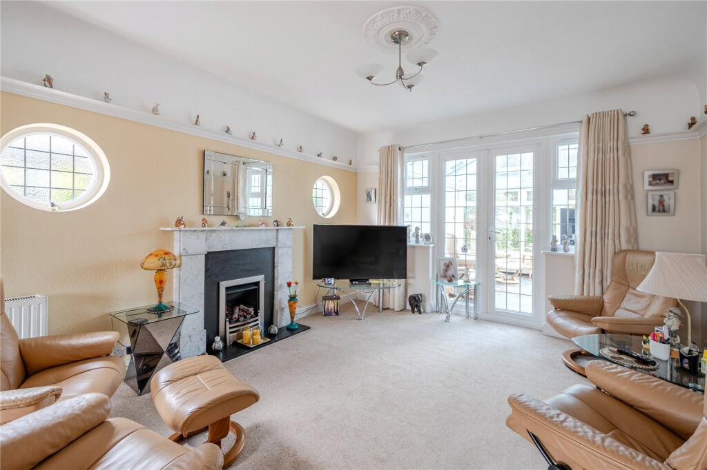 Winslow Way, Walton-On-Thames, KT12 photo 2