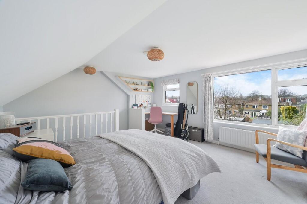 House in Epsom and Ewell, Epsom - More