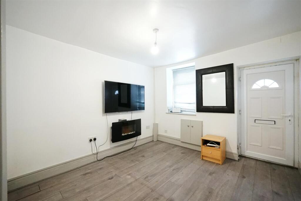 Apartment in Lancaster, Dalton Town with Newton - View 2