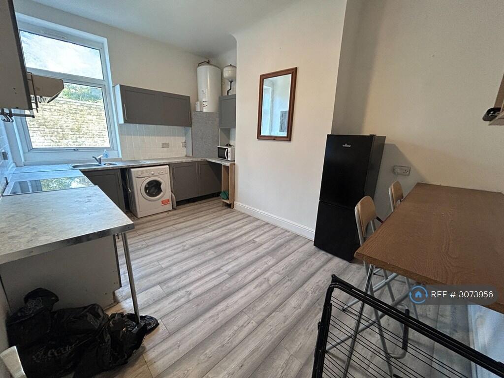 Apartment in Leeds, Troy Hill, Morley - View 4