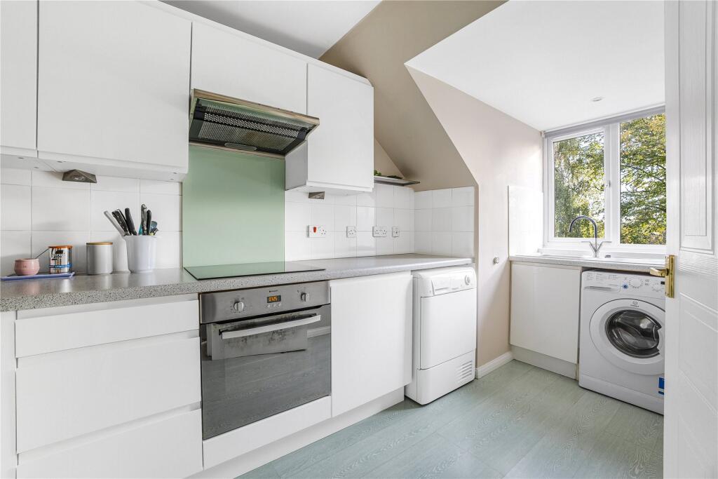 Apartment in Woking, Knaphill - View 2