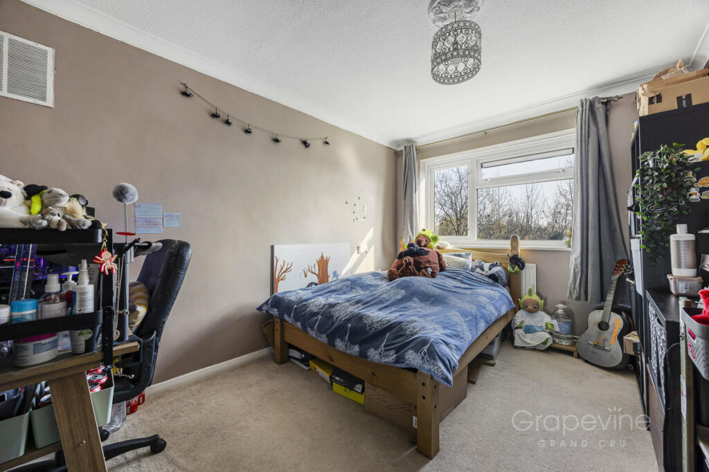 Crest Close, Ruscombe, RG10 photo 3