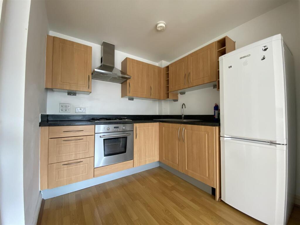 Apartment in Ilford - View 4