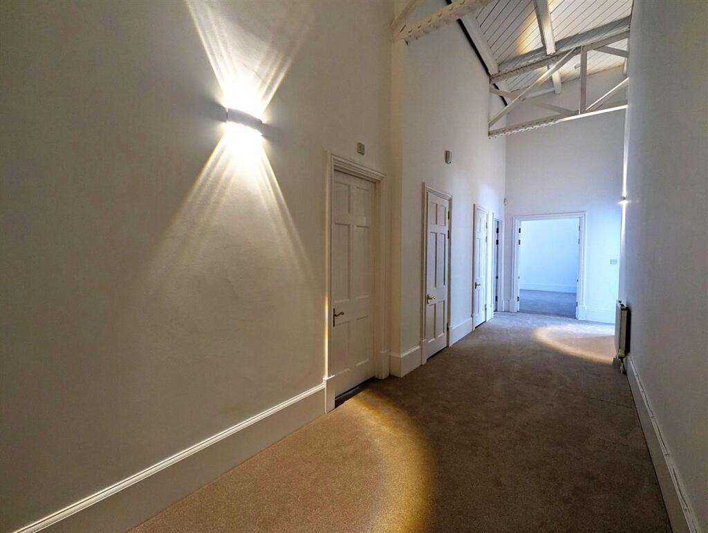Apartment in Reigate and Banstead, Surrey - View 4