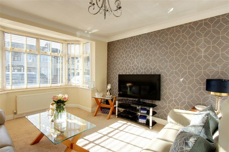 Carlton Road, Gidea Park, RM2 photo 2