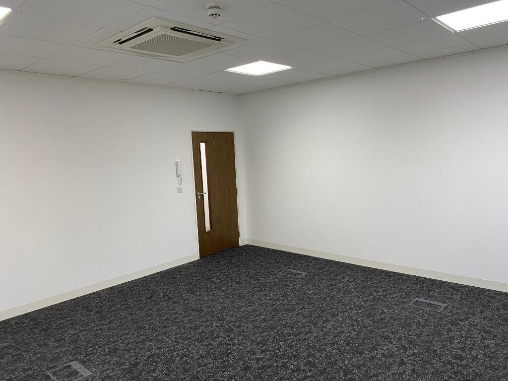 280 sq ft suite