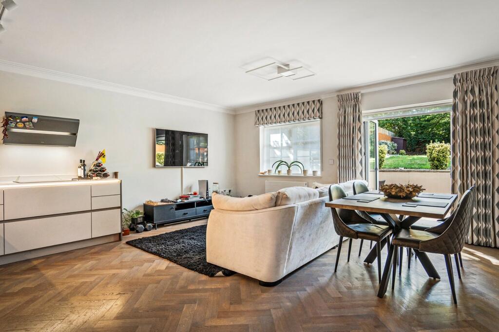 Claremont Lane, Esher, Surrey, KT10 photo 4