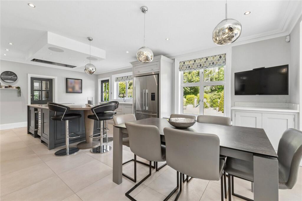 House in Waverley, Farnham - More