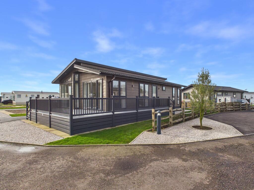 2-bed caravan on Riverside Country Lodges, Bleasby, Nottingham, £160,000