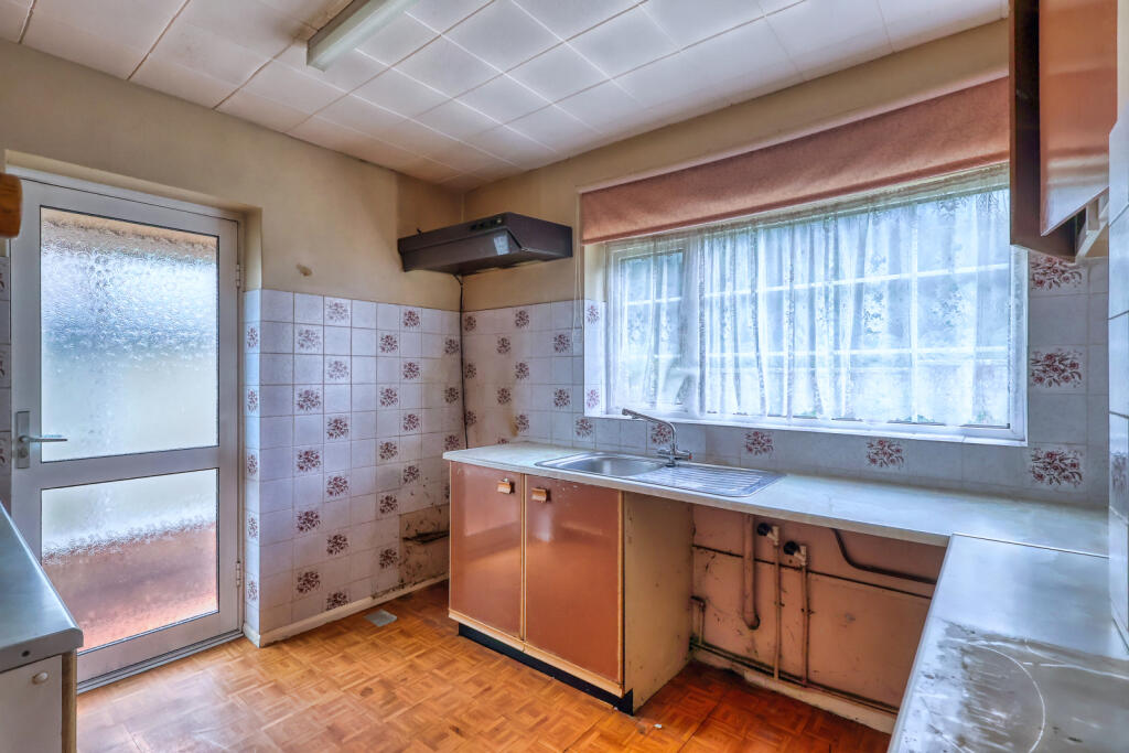 Juniper Drive, High Wycombe, Buckinghamshire, HP12 - View 5