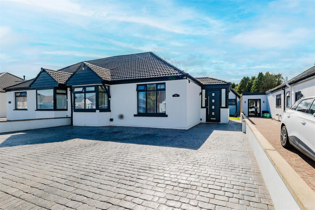 Main image of property: Cae Leon, Barry