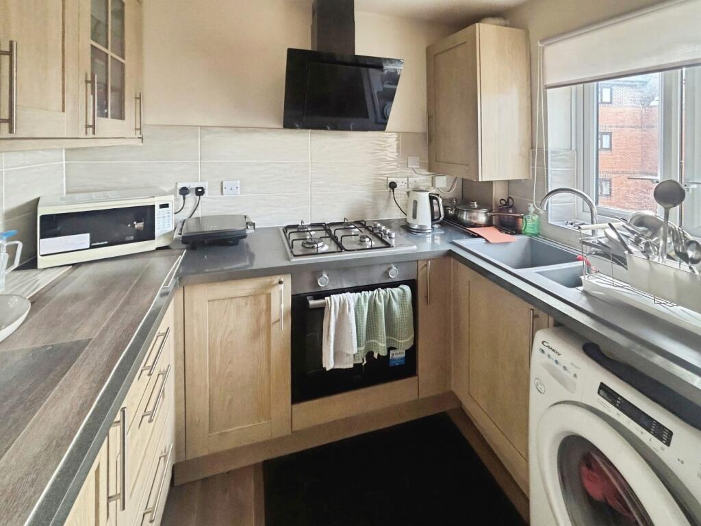 Apartment in Kingston upon Thames - View 2