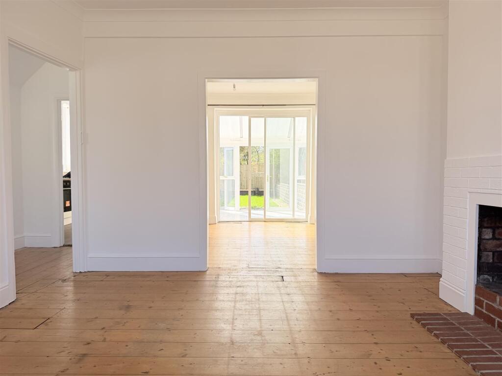 House in Dafen, Penceiliogi, Llanelli Rural - View 5