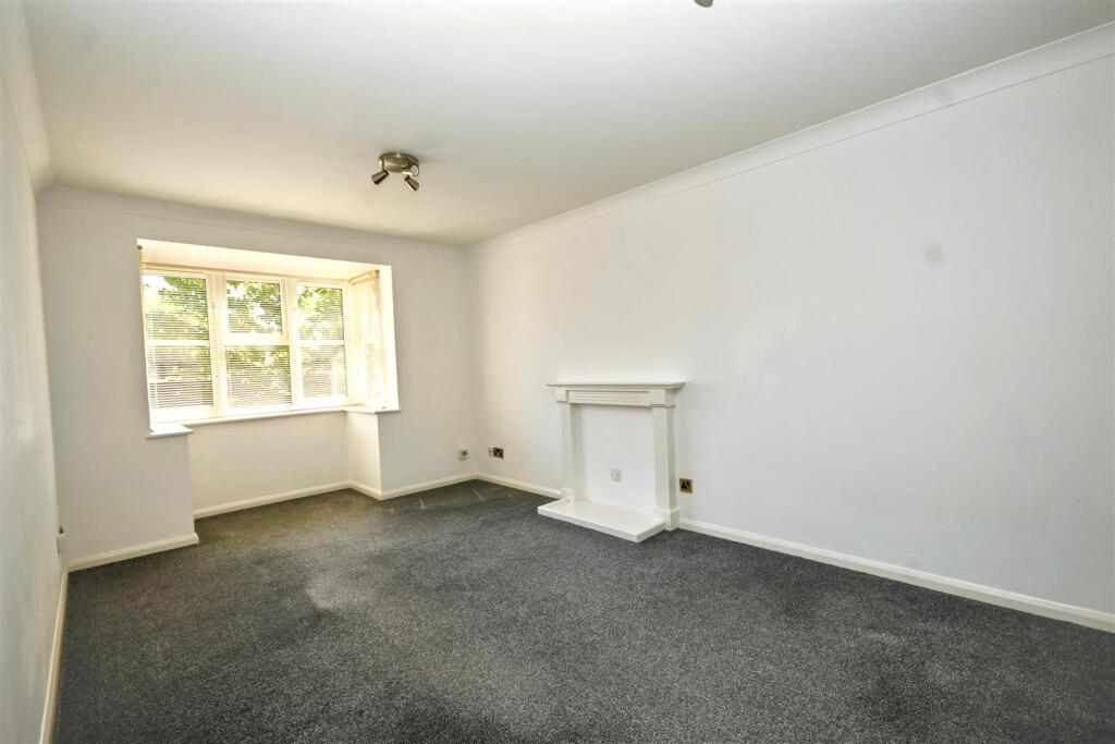 Apartment in Eastbourne, East Sussex - View 2