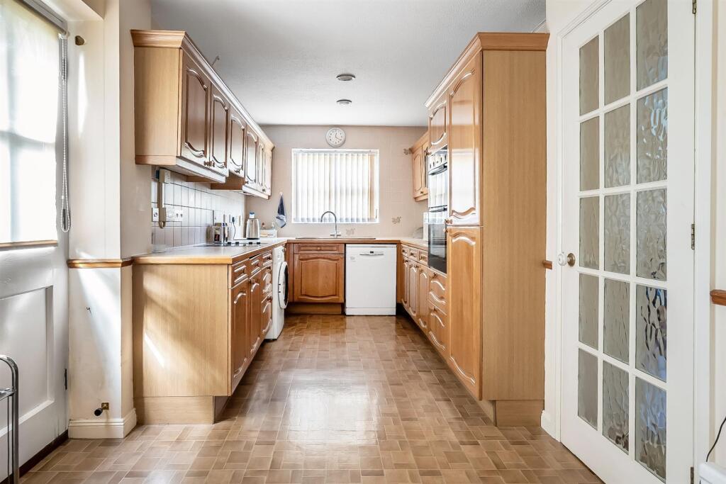 Ashwood Park, Fetcham KT22 photo 4