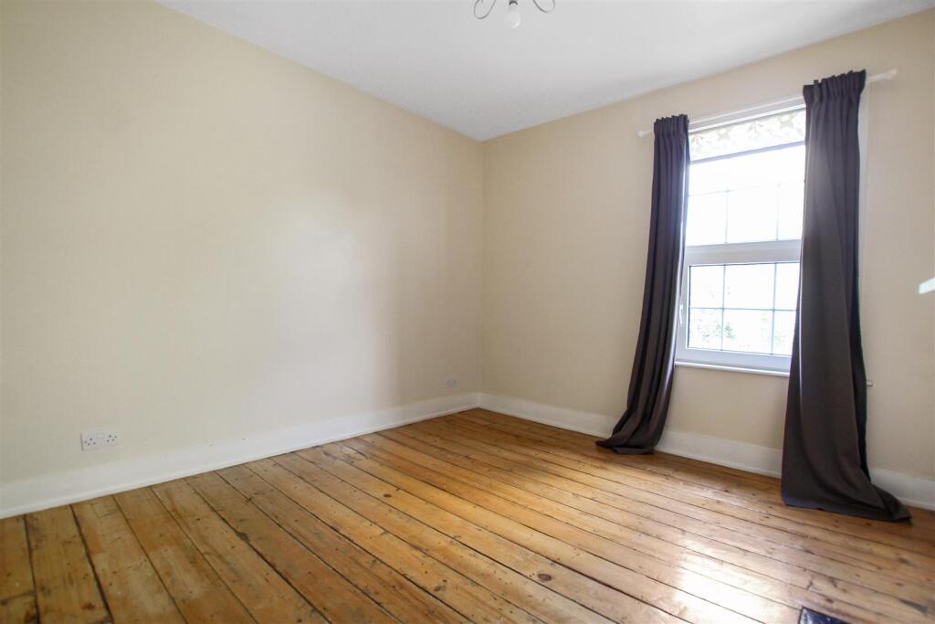House in Dartford - More