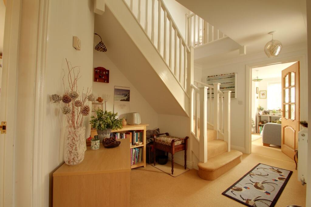 7 Fernleigh Close photo 3