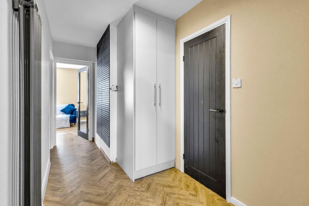 Apartment in Ilford - More