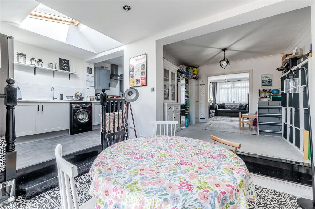 Banksfield Avenue, Yeadon, Leeds, West Yorkshire photo 3
